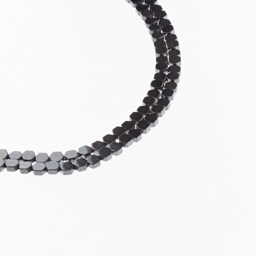 Hematitas, regeneruotas, plokščio šešiakampio forma, juoda spalva, 39-40 cm/gija, 3x5, 4x4, 4x6, 4x8 mm Hematitas, regeneruotas, plokščio šešiakampio forma, juoda spalva, 39-40 cm/gija, 3x5, 4x4, 4x6, 4x8 mm