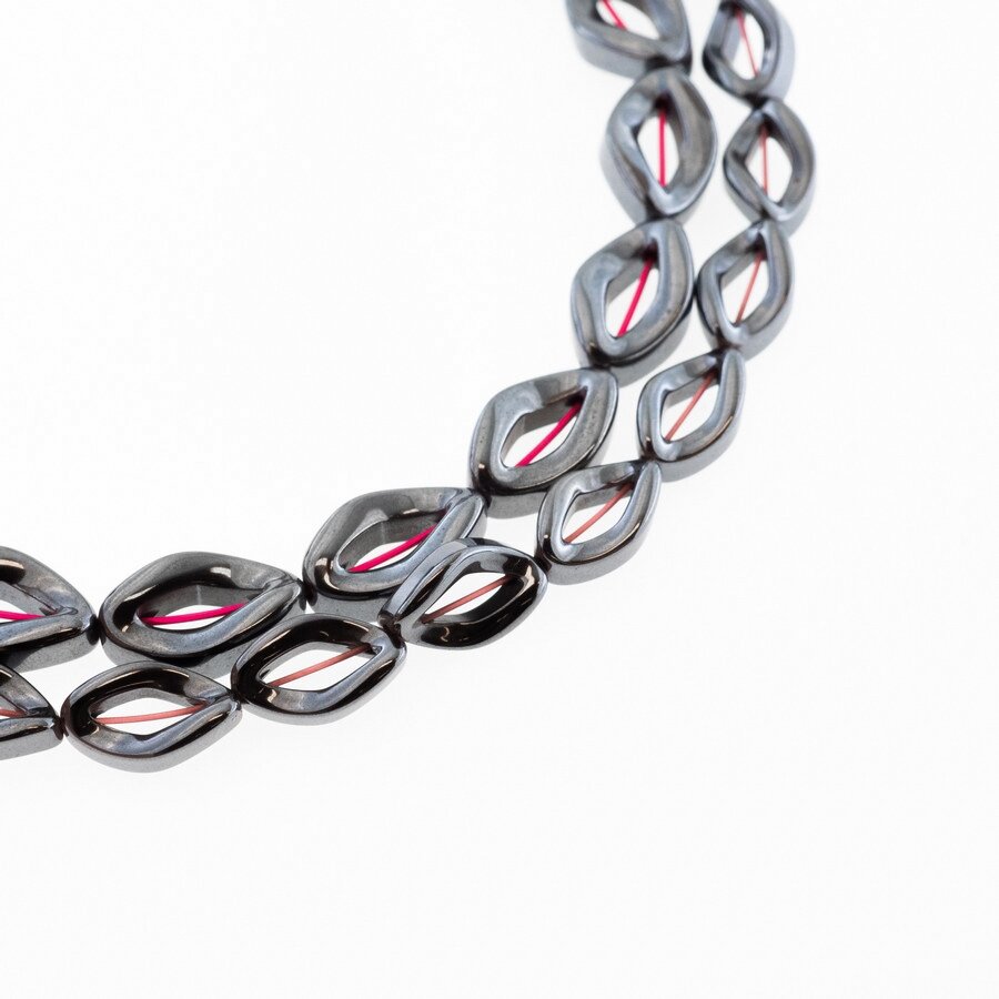 Hematitas, regeneruotas, susukto ovalinio žiedo forma, juoda spalva, 39-40 cm/gija, 8x13, 10x16 mm Hematitas, regeneruotas, susukto ovalinio žiedo forma, juoda spalva, 39-40 cm/gija, 8x13, 10x16 mm