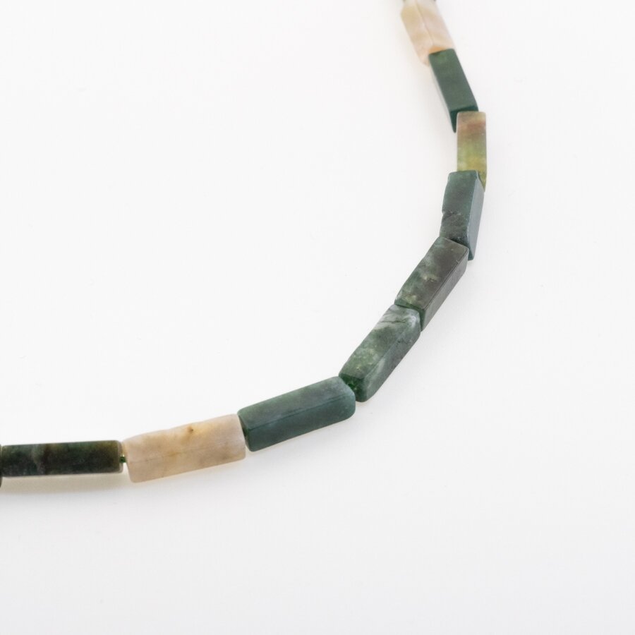 Indijos agatas, natūralus, B kokybė, kvadratinio vamzdžio forma, žalia spalva, 37-39 cm/gija, 4x13 mm