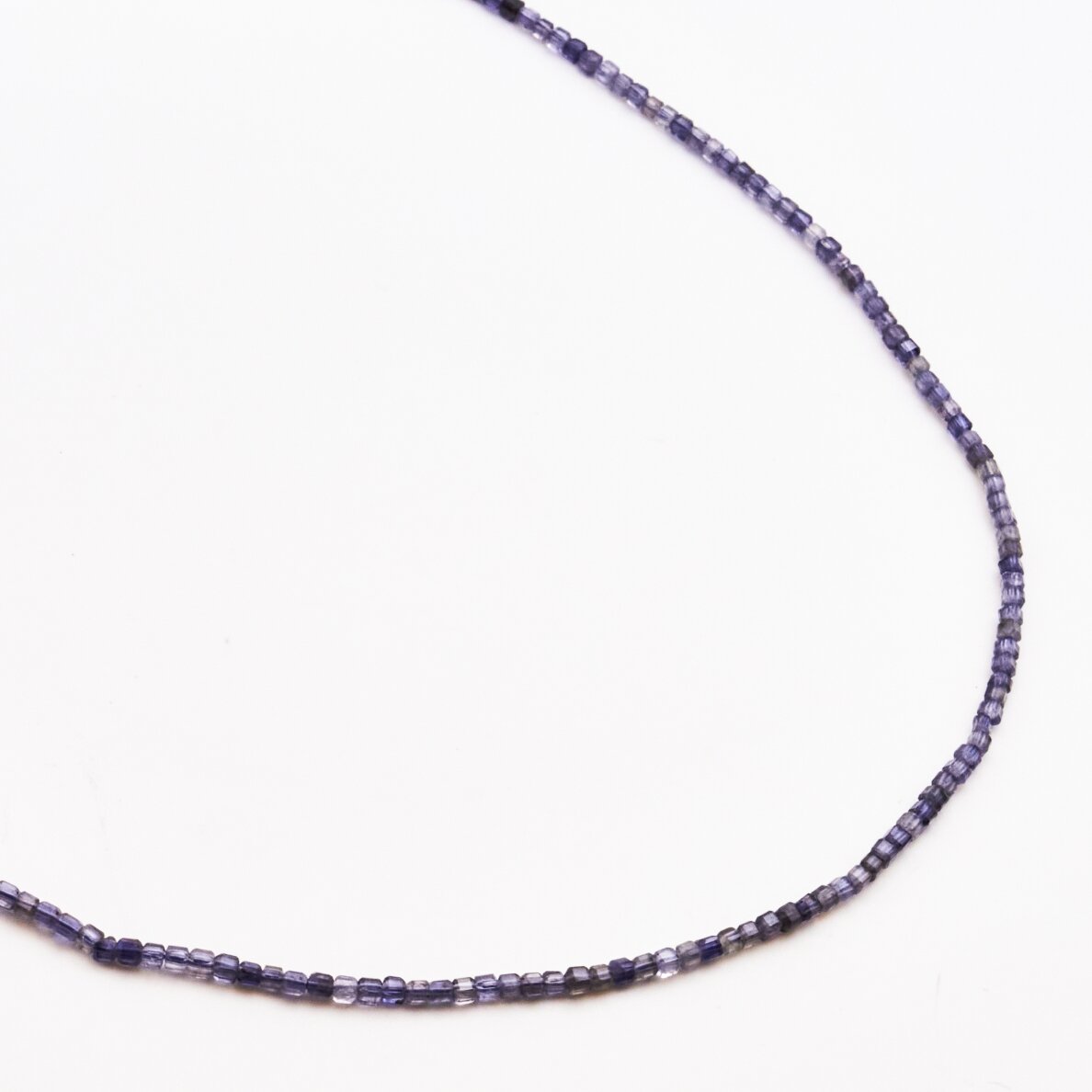 Iolitas, natūralus, B kokybė, briaunuotas, kubo forma, 37-39 cm/gija, 2 mm Iolitas, natūralus, B kokybė, briaunuotas, kubo forma, 37-39 cm/gija, 2 mm