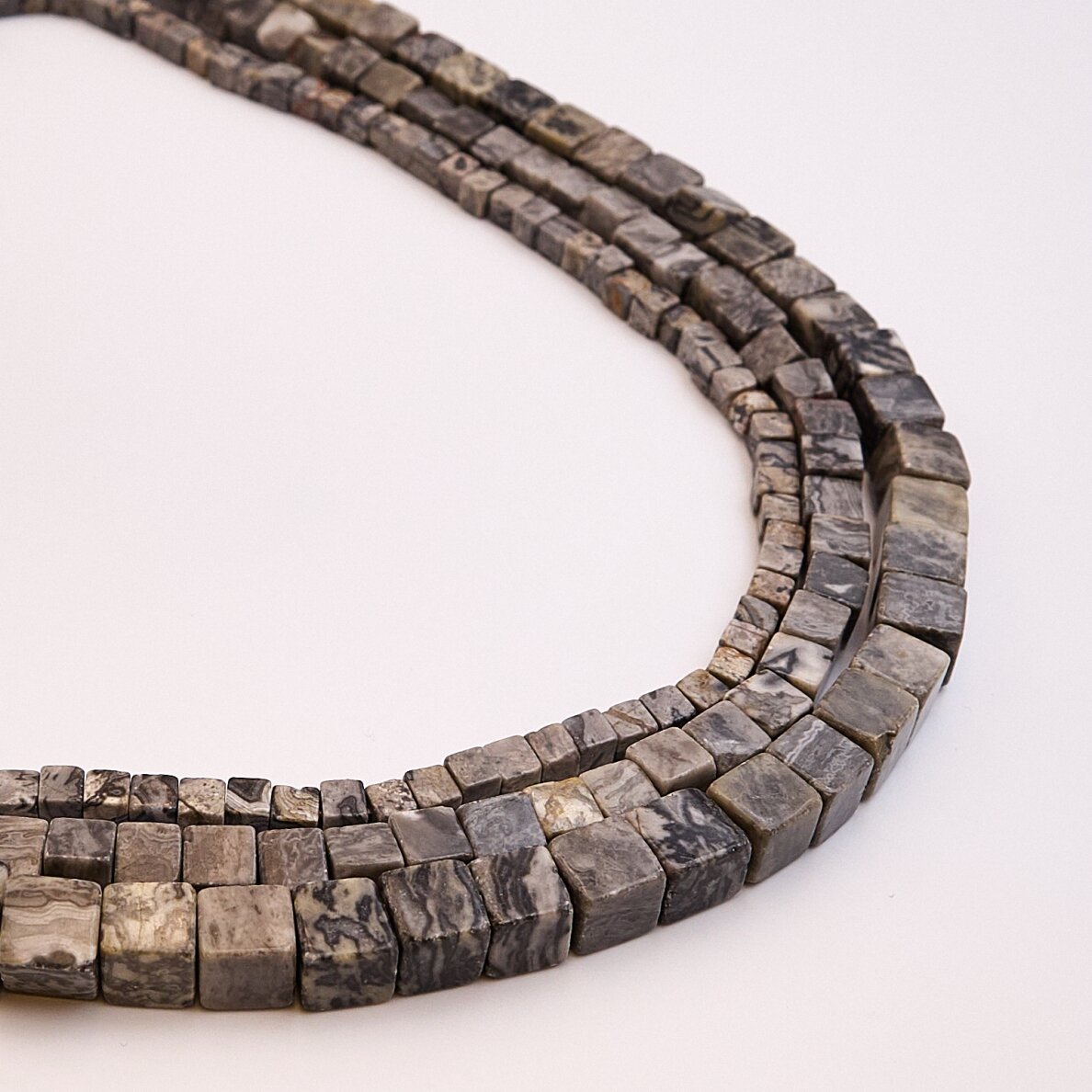 Japsis, natūralus, B kokybė, kubo  forma, 37-39 cm/gija, 8x8 mm