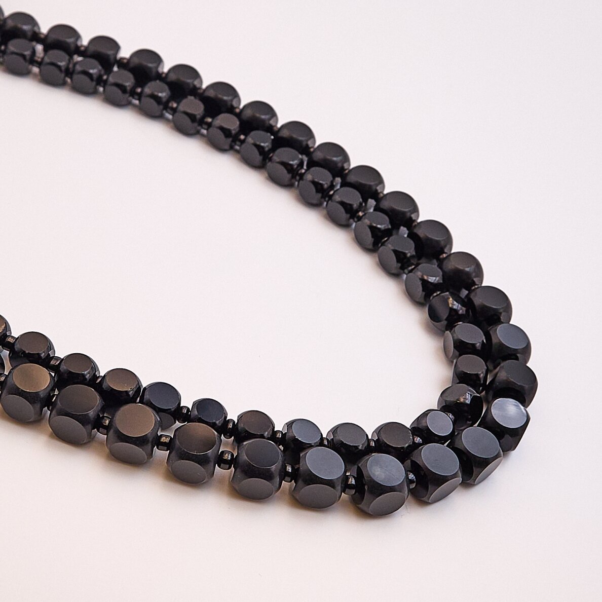 Black Onyx, 37–39 cm/strand, 6 mm Black Onyx, 37–39 cm/strand, 6 mm