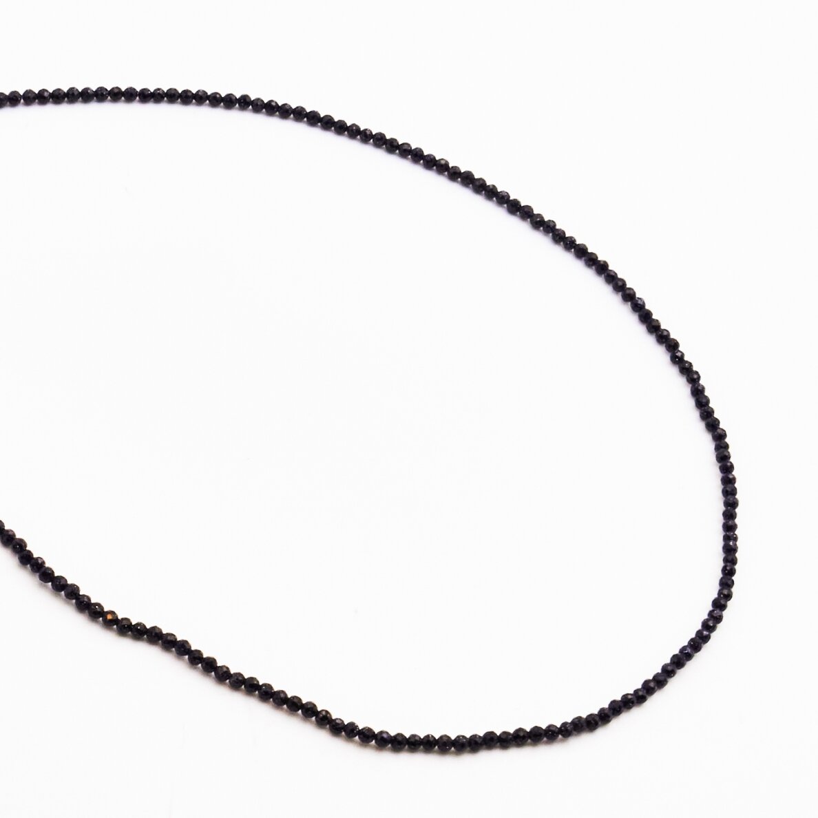 Kairo naktis, sintetinis, AB+ kokybė, briaunuotas, apvali forma, 37-39 cm/gija, 2 mm Kairo naktis, sintetinis, AB+ kokybė, briaunuotas, apvali forma, 37-39 cm/gija, 2 mm