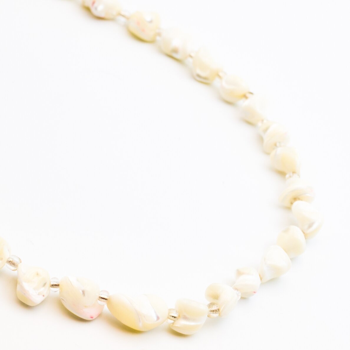 Shell beads, regenerated, 37–39 cm/strand, 9x12 mm Shell beads, regenerated, 37–39 cm/strand, 9x12 mm