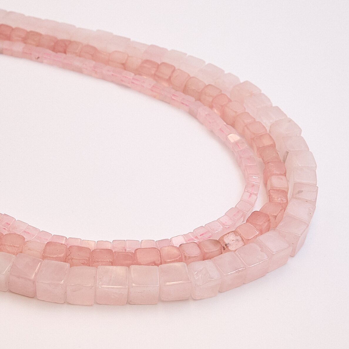 Kvarcas, natūralus, B kokybė, kubo  forma, 37-39 cm/gija, 8x8 mm