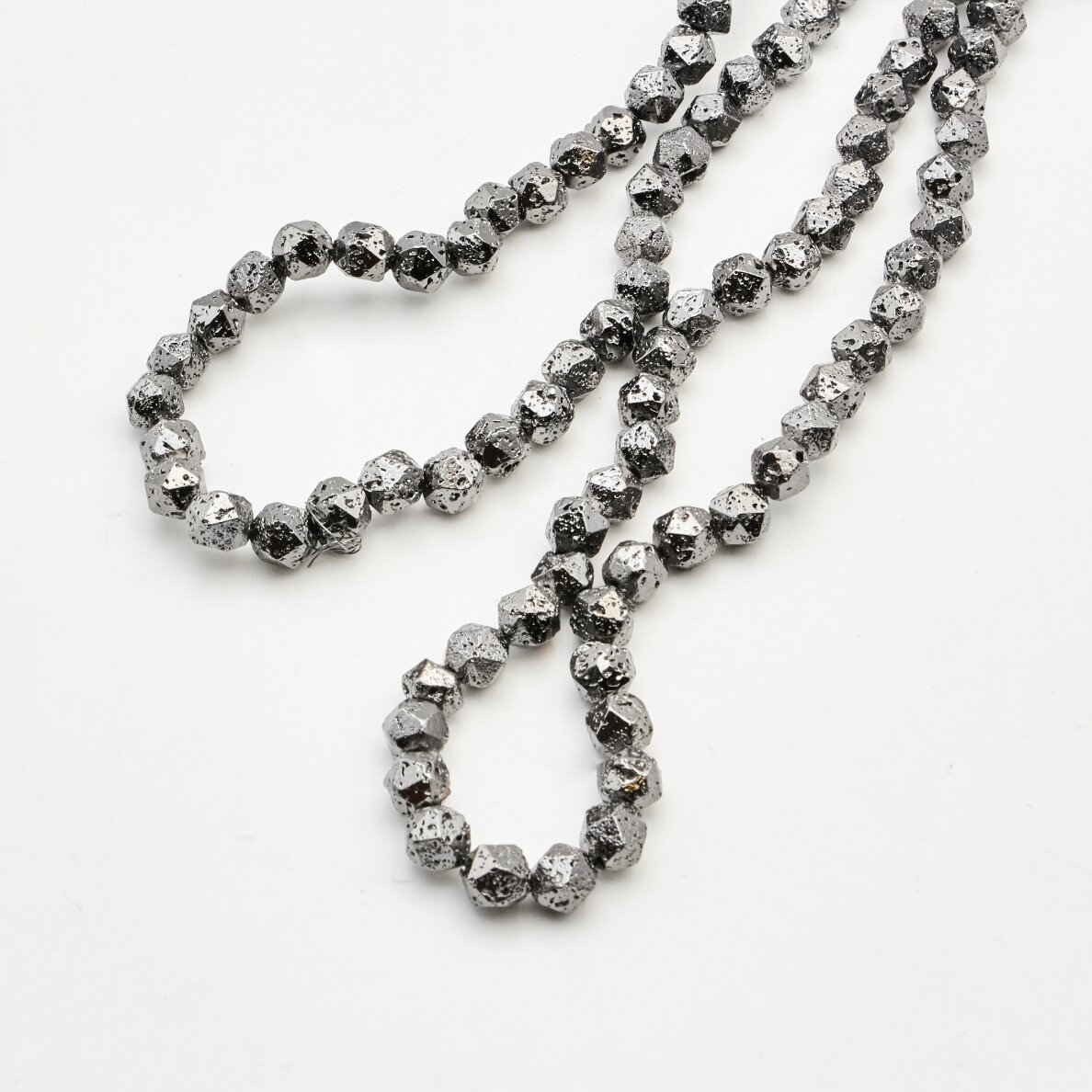 Lava, nat_rali, galvanizuota, _vaig_d_tas briaunavimas, apvali forma, juoda spalva, 37-39 cm/gija, apie 8 mm