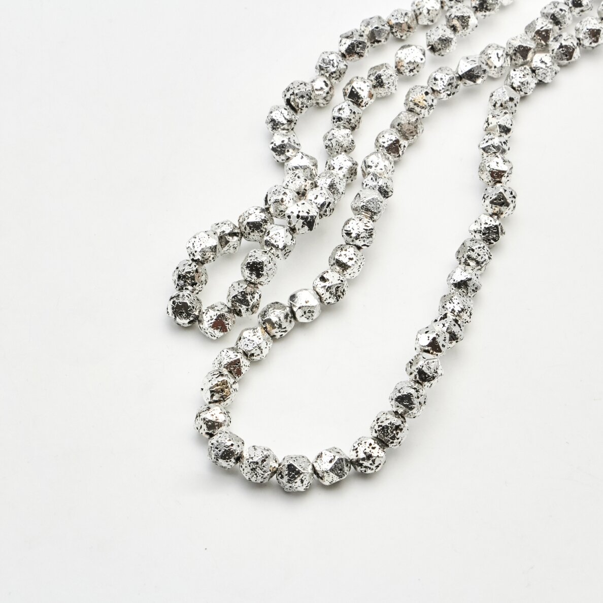 Lava, nat_rali, galvanizuota, _vaig_d_tas briaunavimas, apvali forma, senovinio sidabro spalva, 37-39 cm/gija, apie 8 mm Lava, nat_rali, galvanizuota, _vaig_d_tas briaunavimas, apvali forma, senovinio sidabro spalva, 37-39 cm/gija, apie 8 mm