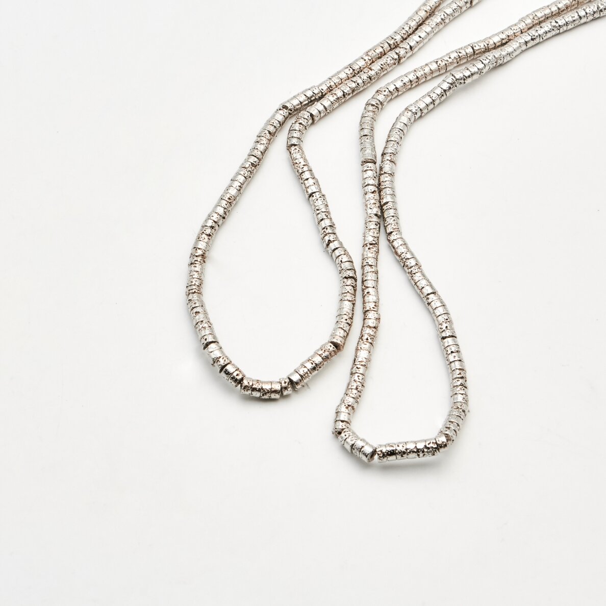 Lava, nat_rali, galvanizuota, heishi rondel_s forma, nikelio spalva, 37-39 cm/gija, apie 5x3 mm
