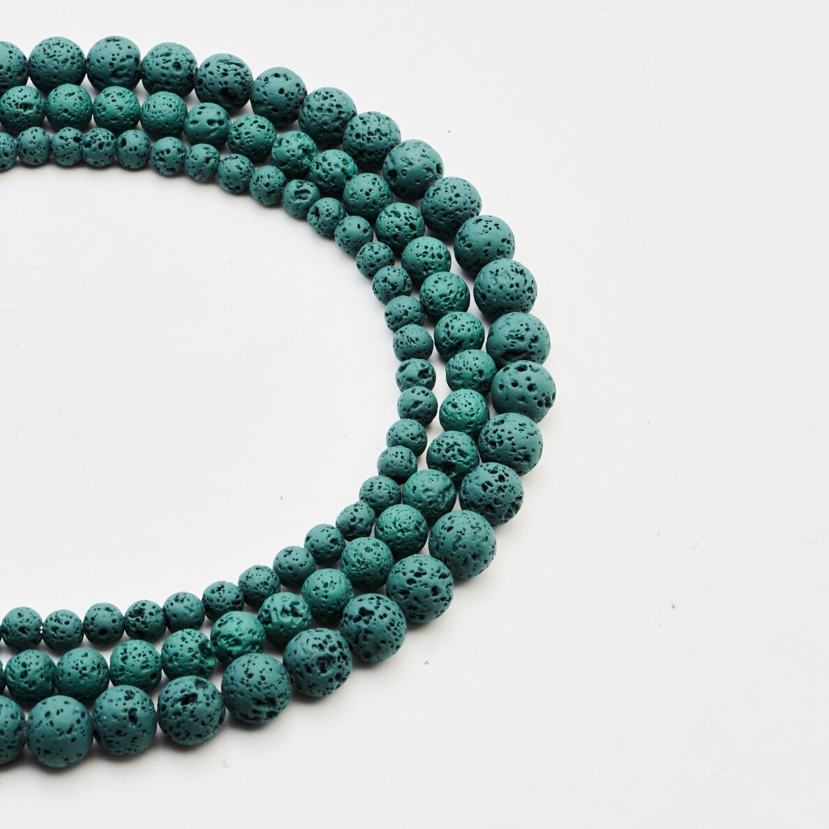 Lava, natūrali, AB kokybė, padengta epoksidine derva, apvali forma, #14, 37-39 cm/gija, 4 mm Lava, natūrali, AB kokybė, padengta epoksidine derva, apvali forma, #14, 37-39 cm/gija, 4 mm