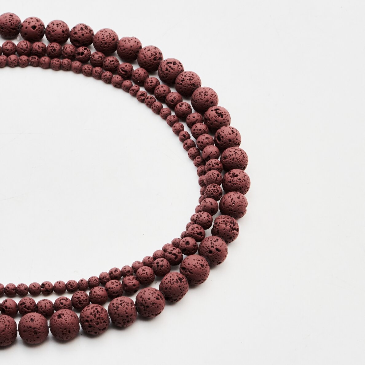 Lava, natūrali, AB kokybė, padengta epoksidine derva, apvali forma, #21, 37-39 cm/gija, 4 mm Lava, natūrali, AB kokybė, padengta epoksidine derva, apvali forma, #21, 37-39 cm/gija, 4 mm