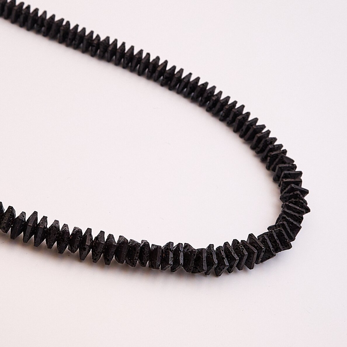 Lava, natūralus, AB kokybė, dažytas, juoda spalva, 37-39 cm/gija, 6x1 mm Lava, natūralus, AB kokybė, dažytas, juoda spalva, 37-39 cm/gija, 6x1 mm