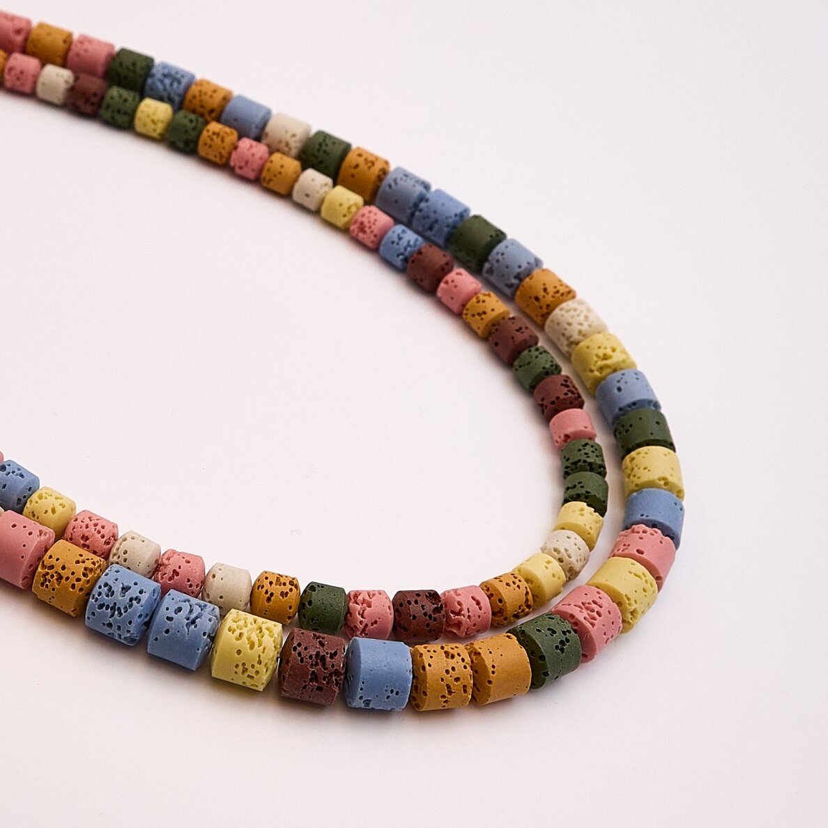 Lava, natūralus, AB kokybė, dažytas, spalvų miksas, 37-39 cm/gija, 6x6 mm Lava, natūralus, AB kokybė, dažytas, spalvų miksas, 37-39 cm/gija, 6x6 mm