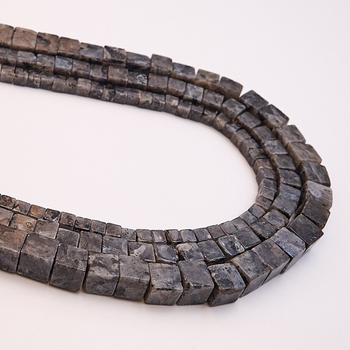 Lavrikite, natūralus, B kokybė, kubo  forma, 37-39 cm/gija, 6x6 mm