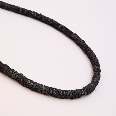 Lava, natūralus, AB kokybė, dažytas, juoda spalva, 37-39 cm/gija, 5x2 mm Lava, natūralus, AB kokybė, dažytas, juoda spalva, 37-39 cm/gija, 5x2 mm