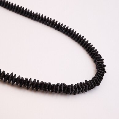 Lava, natūralus, AB kokybė, dažytas, juoda spalva, 37-39 cm/gija, 6x1 mm Lava, natūralus, AB kokybė, dažytas, juoda spalva, 37-39 cm/gija, 6x1 mm
