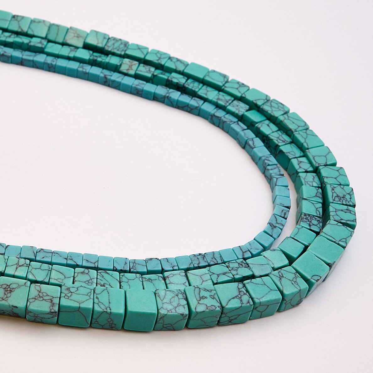 Magnezitas, natūralus, B kokybė, kubo  forma, 37-39 cm/gija, 6x6 mm