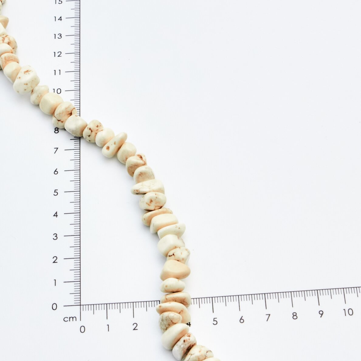 Magnezitas, Nestandartinė forma, Kreminė, 37-40 cm/gija, storis iki 5mm
