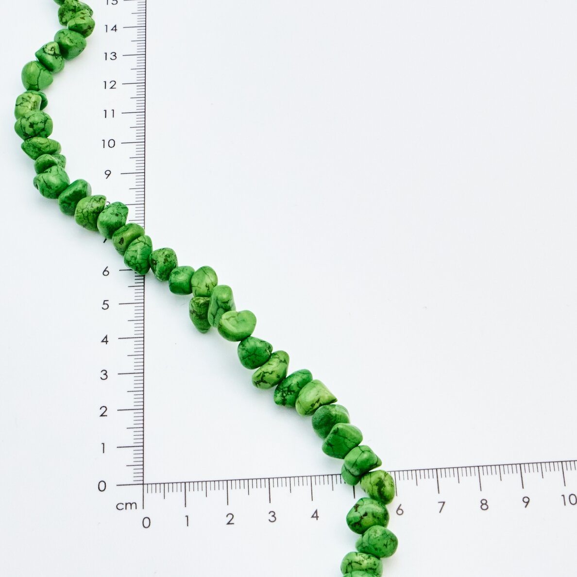 Magnezitas, Nestandartinė forma, Žalia, 37-40 cm/gija, storis iki 5mm