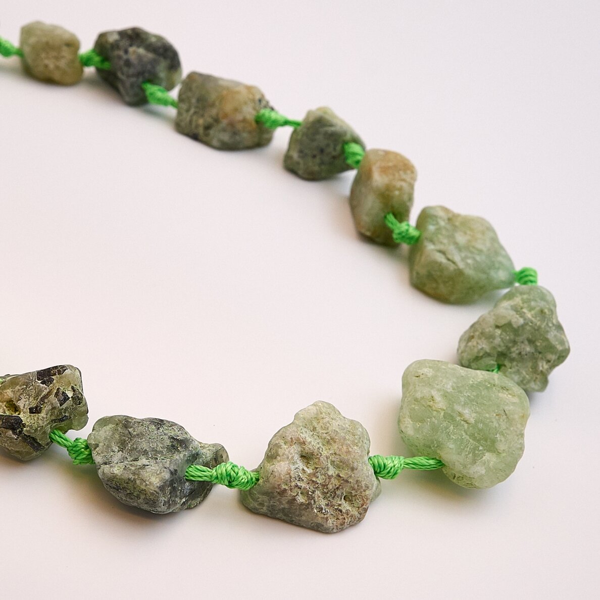 Matinis aventurine, natūralus, A kokybė, gabaliuko forma, žalia spalva, 37-39 cm/gija, apie 14x19x12-20x28x14 mm Matinis aventurine, natūralus, A kokybė, gabaliuko forma, žalia spalva, 37-39 cm/gija, apie 14x19x12-20x28x14 mm