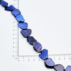 Magnezitas, Nestandartinė forma, Mėlyna, 37-40 cm/gija, storis iki 5mm Magnezitas, Nestandartinė forma, Mėlyna, 37-40 cm/gija, storis iki 5mm