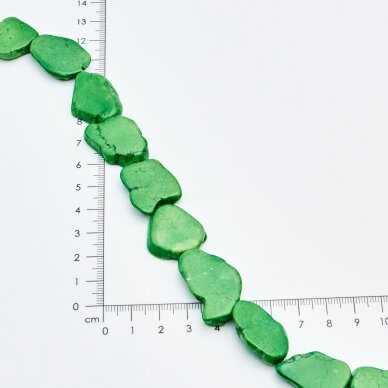 Magnezitas, Nestandartinė forma, Žalia, 37-40 cm/gija, storis iki 5mm Magnezitas, Nestandartinė forma, Žalia, 37-40 cm/gija, storis iki 5mm