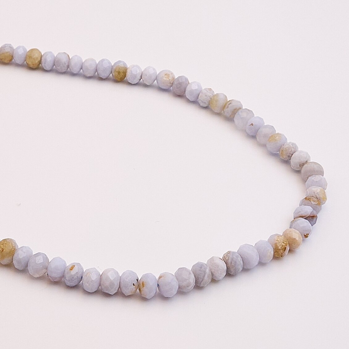 Mėlynas nėrinių agatas, natūralus, B kokybė, briaunuotas, abacus rondelės forma, 37-39 cm/gija, 6x4 mm Mėlynas nėrinių agatas, natūralus, B kokybė, briaunuotas, abacus rondelės forma, 37-39 cm/gija, 6x4 mm