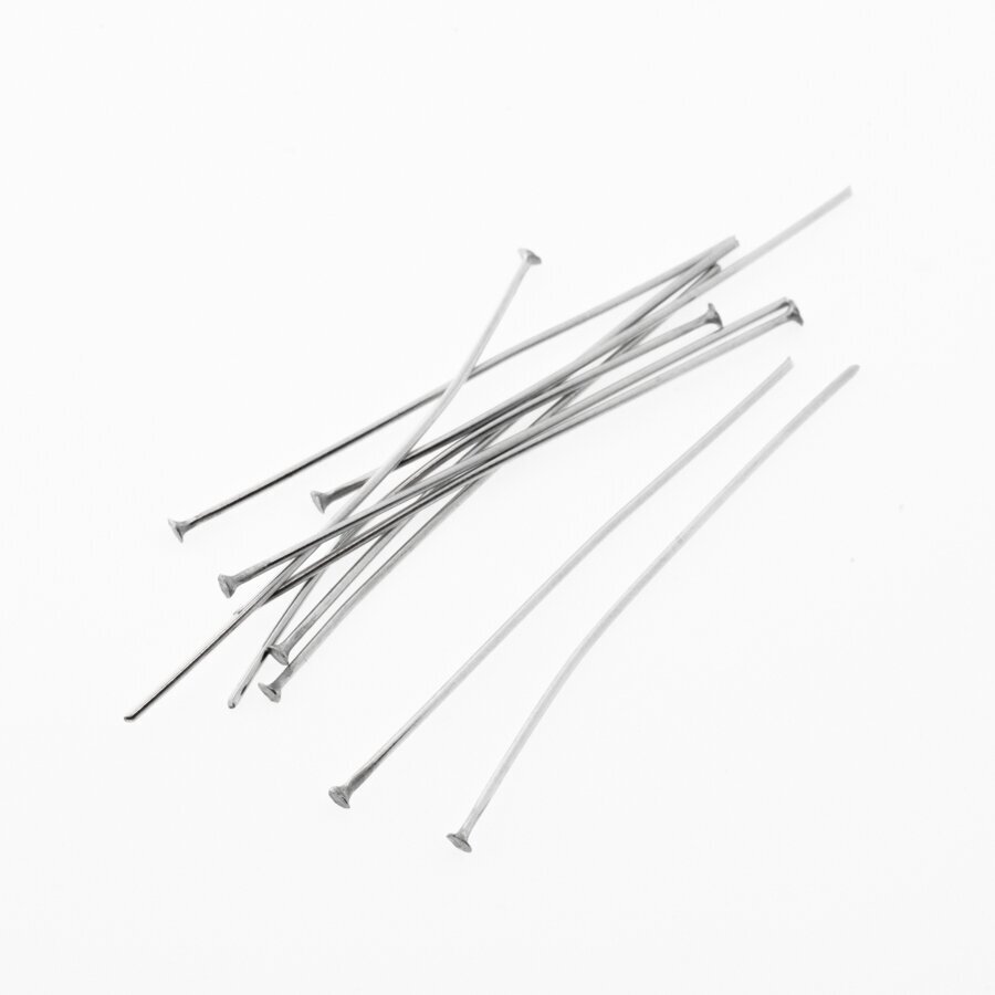 Nerūdijančio plieno smeigtukai plokščia galvute, sidabrinė spalva, metalo storis 0.7 mm, galvutės dydis-1.3 mm, 20 vnt Nerūdijančio plieno smeigtukai plokščia galvute, sidabrinė spalva, metalo storis 0.7 mm, galvutės dydis-1.3 mm, 20 vnt
