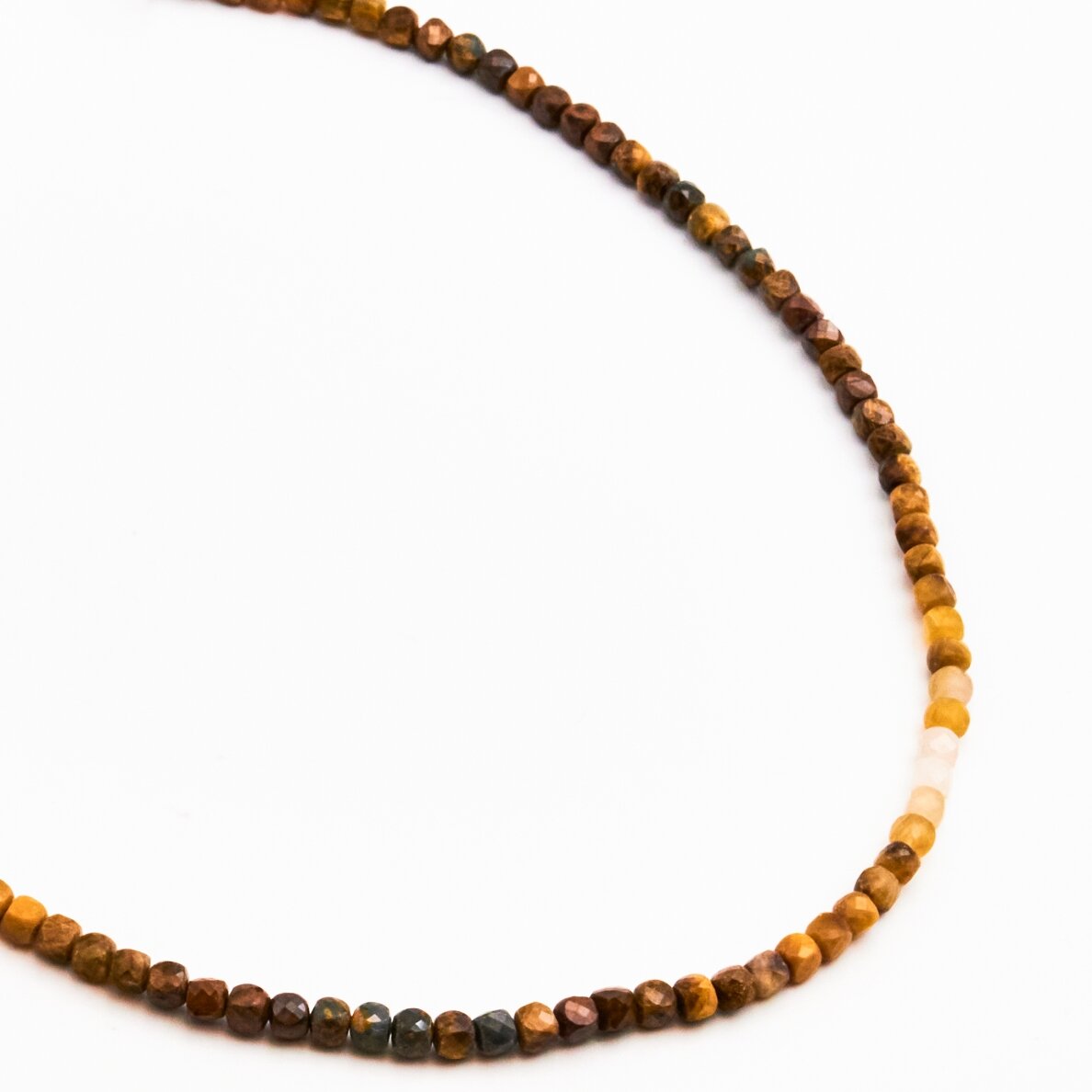 Petersite, natural, B quality, faceted, cube bead, 37-39 cm/string, 4 mm Petersite, natural, B quality, faceted, cube bead, 37-39 cm/string, 4 mm