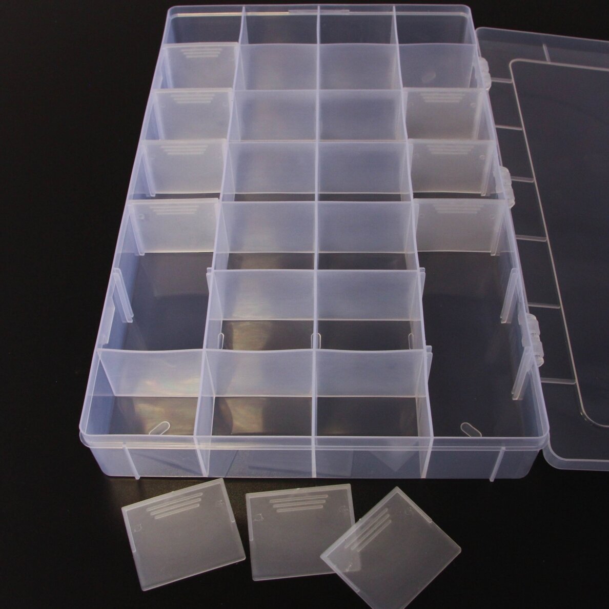 Plastikowe pudełko z przegródkami, rozmiar 34.5x21.5x4.5 cm, 28 przegródek
