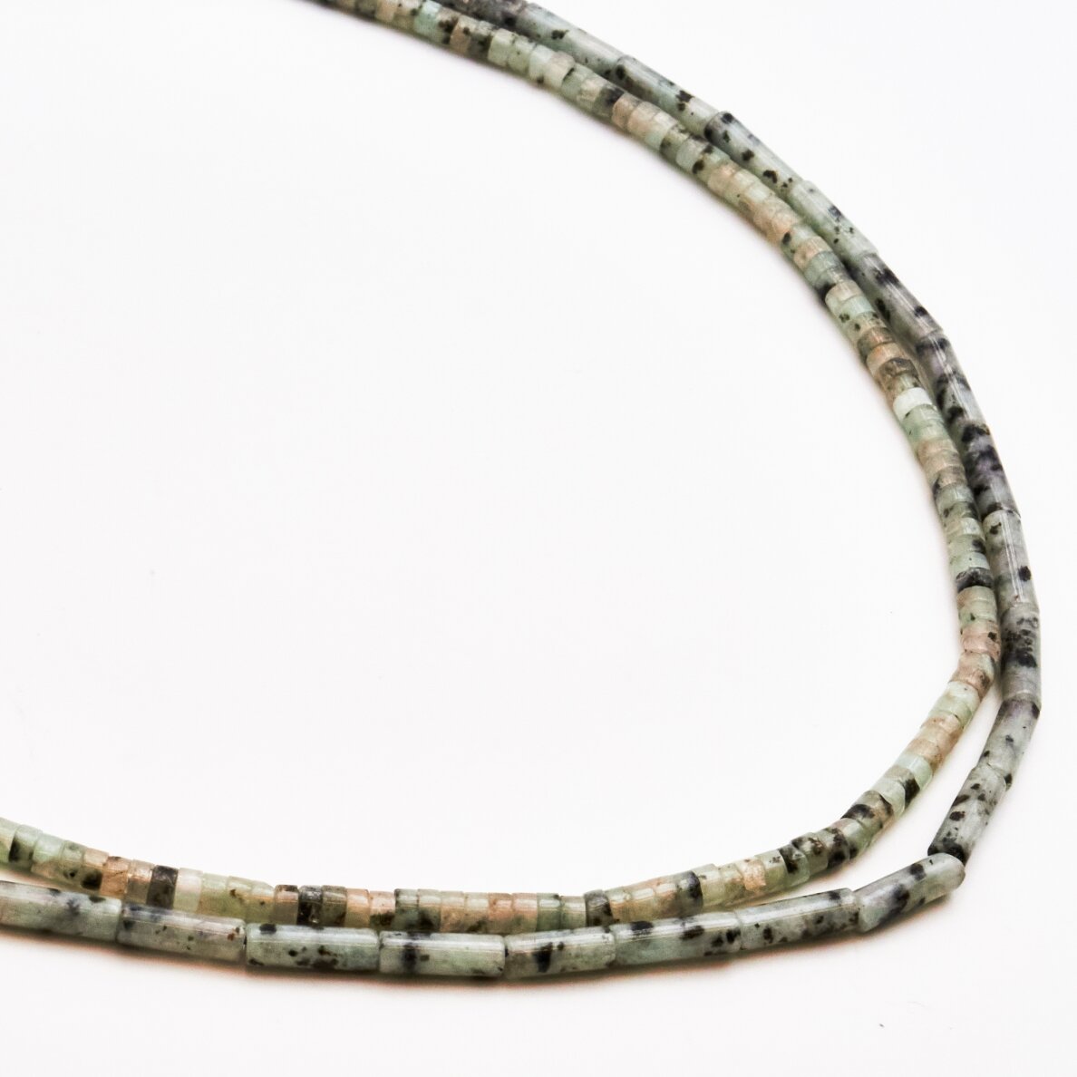 Sezamo Jaspis, 4x13 mm, 37-39 cm/gija Sezamo Jaspis, 4x13 mm, 37-39 cm/gija