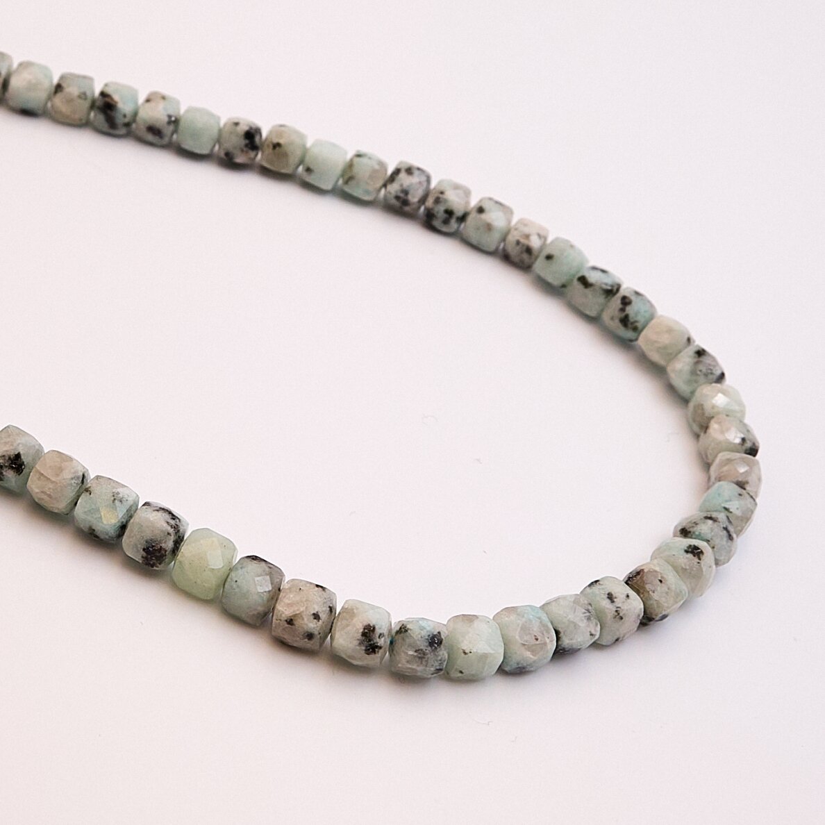 Sesame Jasper / Kiwi Jasper, natural, AB quality, faceted, cube shape, 39-40 cm/strand, 6 mm Sesame Jasper / Kiwi Jasper, natural, AB quality, faceted, cube shape, 39-40 cm/strand, 6 mm